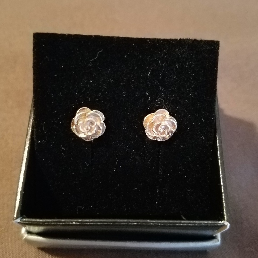 Flower shaped stud size earrings